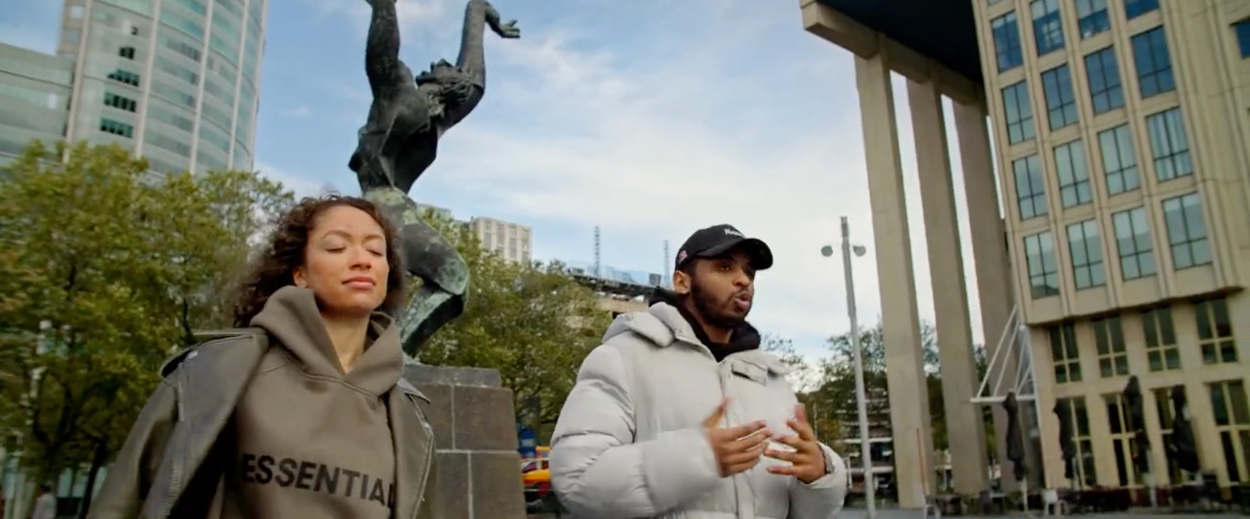 Een still uit de video van het nummer Excuses/Tegenwind